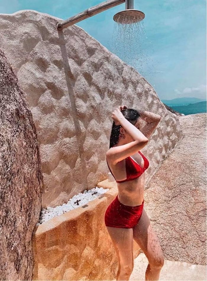 Nữ ca sĩ khoe vóc dáng nóng bỏng với bikini
