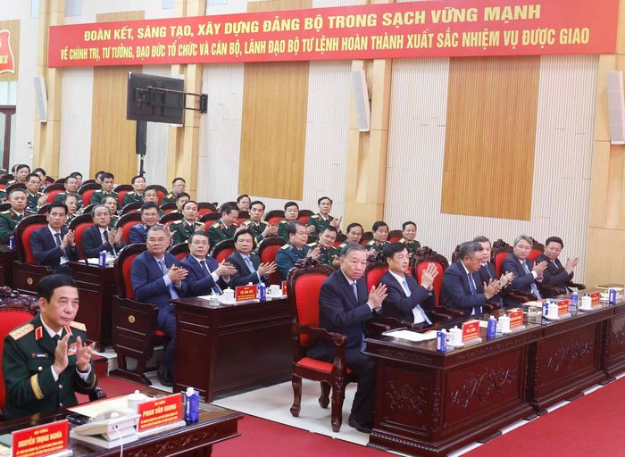 Tổng Bí thư, Chủ tịch nước Tô Lâm và các đại biểu tham dự Lễ kỷ niệm 80 năm Bộ đội Pháo binh - Tên lửa. Ảnh: Thống Nhất - TTXVN