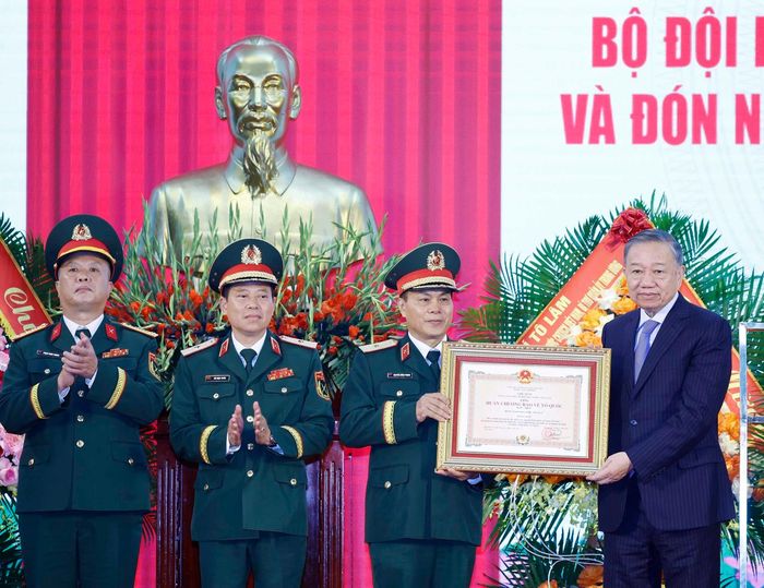 Tổng Bí thư, Chủ tịch nước Tô Lâm trao Huân chương Bảo vệ Tổ quốc hạng Nhất tặng Bộ Tư lệnh Pháo binh - Tên lửa. Ảnh: Thống Nhất - TTXVN