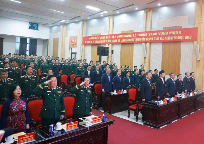 Tổng Bí thư, Chủ tịch nước Tô Lâm, Bí thư Quân ủy Trung ương và các đại biểu thực hiện nghi lễ chào cờ. Ảnh: Thống Nhất - TTXVN