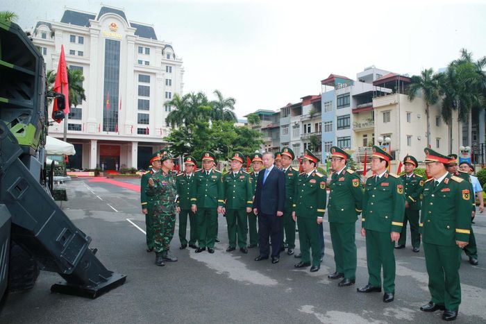 Tổng Bí thư, Chủ tịch nước Tô Lâm tham quan triển lãm Pháo binh - Tên lửa. Ảnh: Trọng Đức - TTXVN