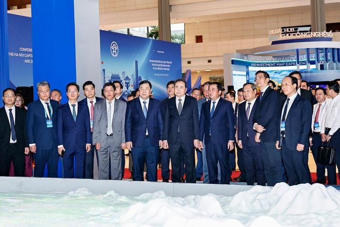 Chủ tịch Quốc hội Trần Thanh Mẫn tham quan không gian trưng bày công bố quy hoạch tổng thể Thủ đô Hà Nội tầm nhìn 100 năm. Ảnh: Doãn Tấn - TTXVN