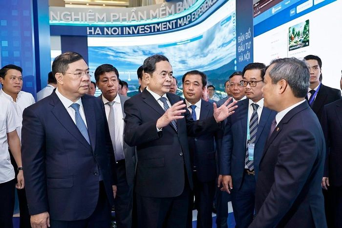 Chủ tịch Quốc hội Trần Thanh Mẫn tham quan không gian trưng bày Khu công nghiệp số, Chính quyền số, Trung tâm đổi mới sáng tạo tại Hội nghị công bố quy hoạch tổng thể Thủ đô Hà Nội tầm nhìn 100 năm và xúc tiến đầu tư năm 2026. Ảnh: Doãn Tấn - TTXVN