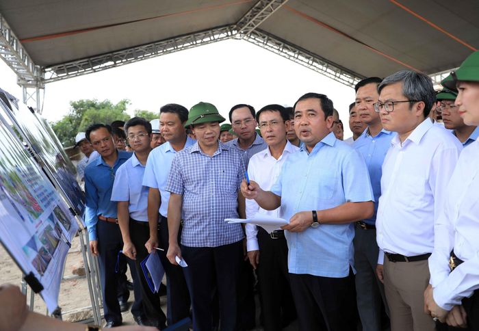 Chiều 28/6/2026, Ủy viên Bộ Chính trị, Bí thư Thành ủy, Trưởng đoàn đại biểu Quốc hội thành phố Hà Nội Trần Đức Thắng đi kiểm tra tiến độ thi công các dự án: Dự án đầu tư xây dựng hầm chui tại nút giao Cổ Linh (phường Long Biên); Dự án cải tạo, nâng cấp quốc lộ 6 đoạn Hà Đông - Xuân Mai; Dự án đầu tư hoàn thiện tuyến quốc lộ 21B theo quy hoạch. Ảnh: Văn Điệp – TTXVN
