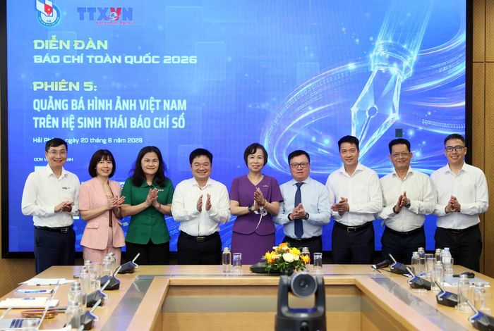ThS. Nguyễn Văn Thuật, Phó Cục trưởng Cục Thông tin cơ sở và Thông tin đối ngoại - Bộ VHTT&amp;DL (Thứ 3 từ phải sang) chụp ảnh cùng các diễn giả tại Diễn đàn báo chí toàn quốc 2026 - Ảnh: An Đăng/TTXVN