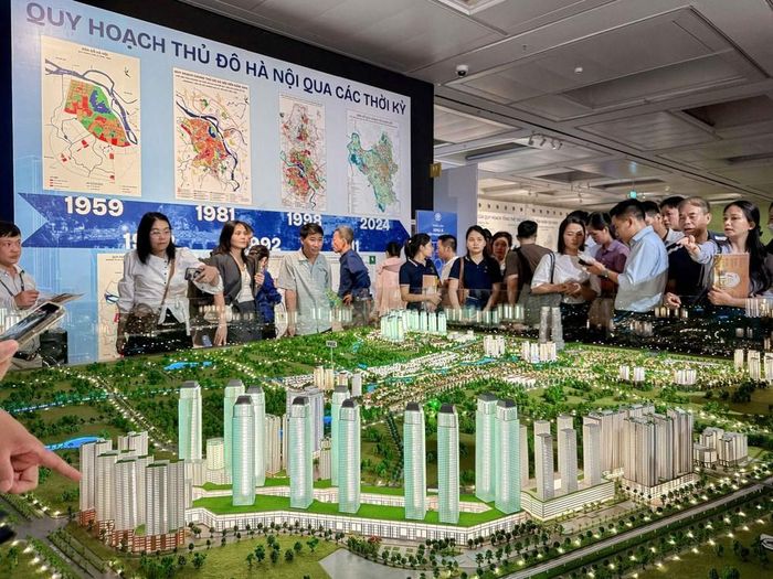 Đông đảo người dân Hà Nội quan tâm đến xem quy hoạch. Ảnh: Quốc Khánh - TTXVN