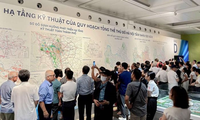 Đông đảo người dân Hà Nội quan tâm đến xem quy hoạch. Ảnh: Quốc Khánh-TTXVN