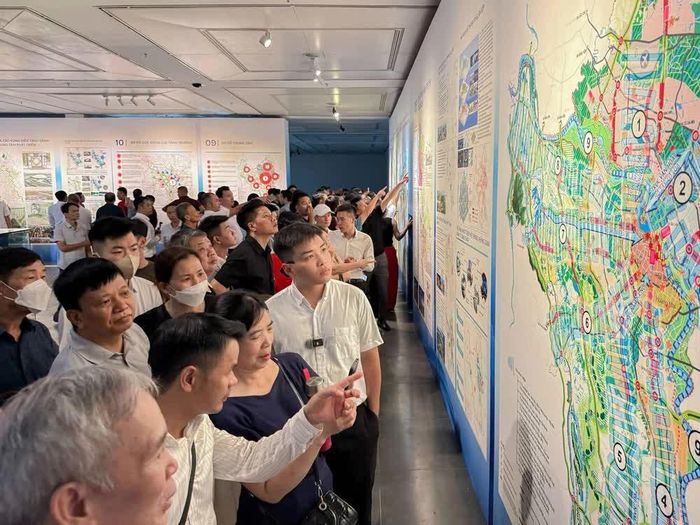 Đông đảo người dân Hà Nội quan tâm đến xem quy hoạch. Ảnh: Quốc Khánh - TTXVN