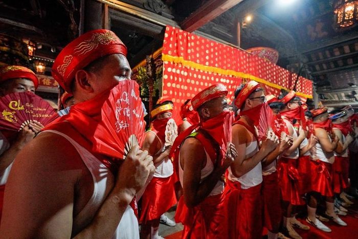 Hình ảnh những người đàn ông đội phù giá trong trang phục "váy cuốn" trang nghiêm thực hiện nghi lễ đã tạo nên dấu ấn riêng của lễ hội