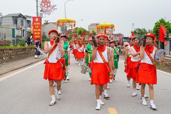 Đội phù giá với trang phục "váy cuốn" – nét văn hóa độc đáo chỉ còn lưu giữ tại Lễ hội đình Chèm – sẵn sàng lên đường rước nước