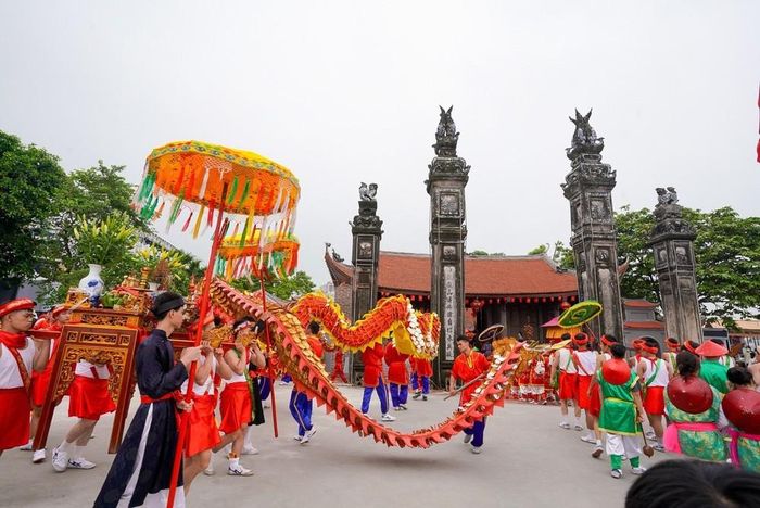 Lễ hội truyền thống Đình Chèm là một trong những lễ hội tiêu biểu của Thủ đô Hà Nội, phản ánh đậm nét đời sống văn hóa, tín ngưỡng của cộng đồng cư dân vùng ven sông Hồng và được gìn giữ, trao truyền qua nhiều thế hệ