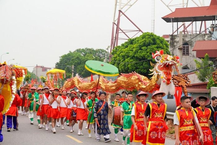 Đoàn rước kéo dài trên bờ đê với sự tham gia của của đông đảo cộng đồng dân cư, tạo nên không khí của lễ hội đặc săc và độc đáo lâu đời