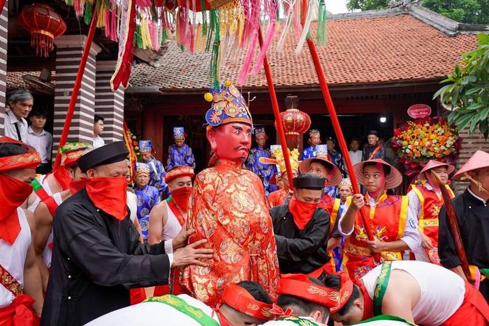 Tượng thánh được đưa ra khu vực sân đình một cách cẩn thận để bắt đầu nghi lễ mộc dục với đội phù giá hùng hậu