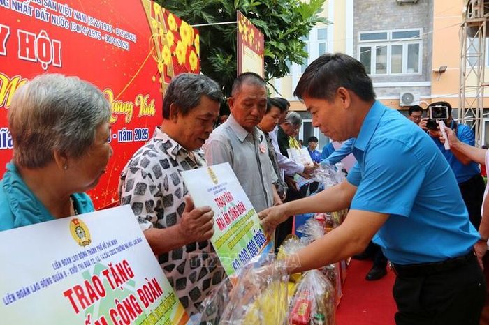 TPHCM luôn duy trì truyền thống sẻ chia, bao dung và hướng đến những nhóm yếu thế, trong đó chương trình "Xóa đói giảm nghèo" được Thành phố triển khai từ năm 1992 là một dấu ấn tiêu biểu.