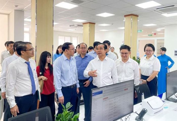 Chủ tịch UNBD TPHCM Nguyễn Văn Được kiểm tra tại cơ sở về chính quyền 2 cấp - Ảnh: VGP