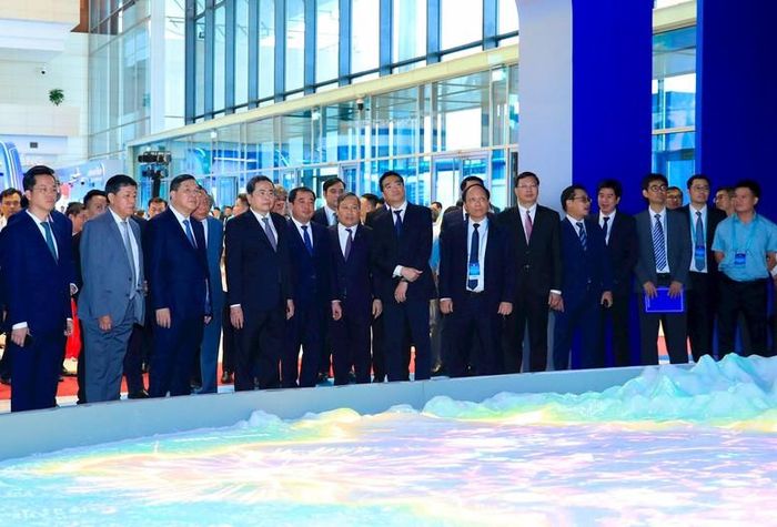 Các đại biểu tham quan, tìm hiểu không gian trưng bày về Quy hoạch tổng thể Thủ đô Hà Nội tầm nhìn 100 năm - Ảnh: VGP
