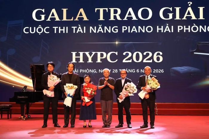 Ban tổ chức tri ân Hội đồng giám khảo - những nhà giáo, nghệ sĩ piano uy tín hàng đầu đã tận tâm đồng hành và đánh giá chất lượng chuyên môn suốt thời gian diễn ra cuộc thi.