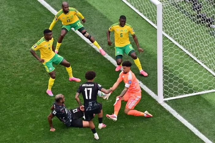 Tình huống nguy hiểm trước khung thành Nam Phi. (Ảnh: FIFA)
