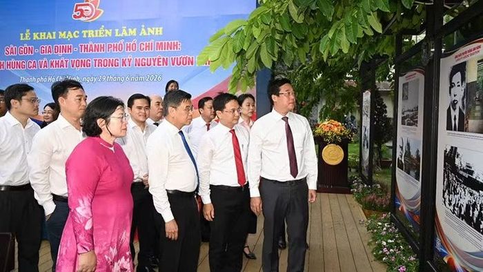 Các đại biểu tham quan triển lãm. (Ảnh: QUỐC THANH)