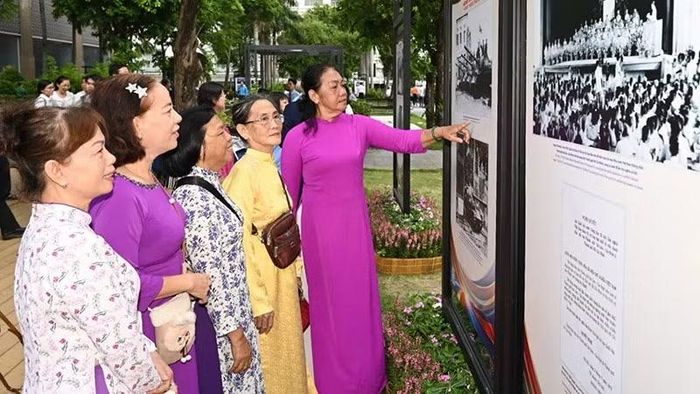 Các đại biểu tham quan triển lãm. (Ảnh: QUỐC THANH)