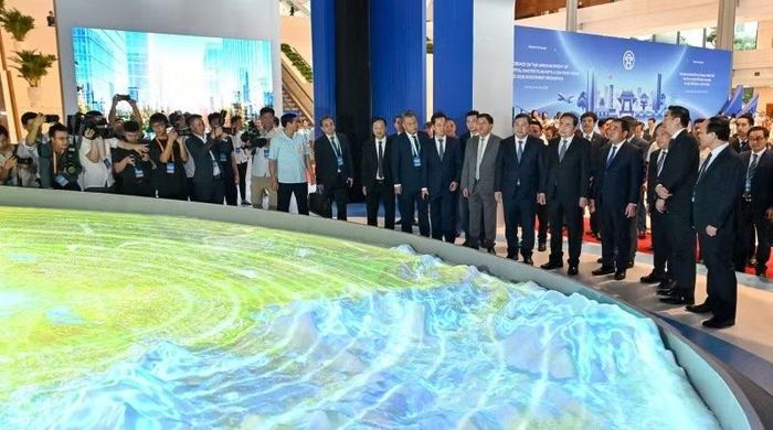 Các đại biểu tham quan hệ thống sa bàn kết hợp công nghệ trình chiếu 3D Mapping.