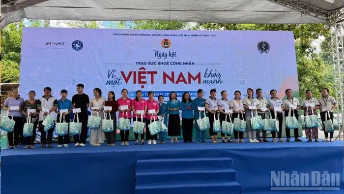 Ban tổ chức trao 100 phần quà cho công nhân bị ảnh hưởng bởi bệnh tật, tai nạn lao động hoặc có hoàn cảnh đặc biệt khó khăn.