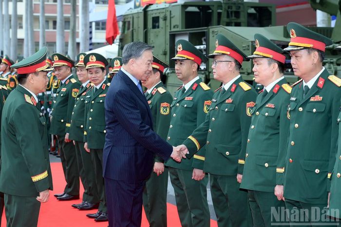 Tổng Bí thư, Chủ tịch nước Tô Lâm với lãnh đạo Bộ Quốc phòng và Bộ Tư lệnh Pháo binh-Tên lửa tại lễ kỷ niệm.