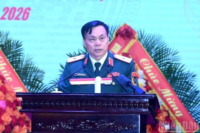 Thiếu tướng Nguyễn Hồng Phong, Tư lệnh Bộ Tư lệnh Pháo binh-Tên lửa trình bày diễn văn tại lễ kỷ niệm.