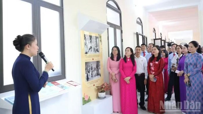 Các đại biểu tham quan Không gian văn hóa Hồ Chí Minh.