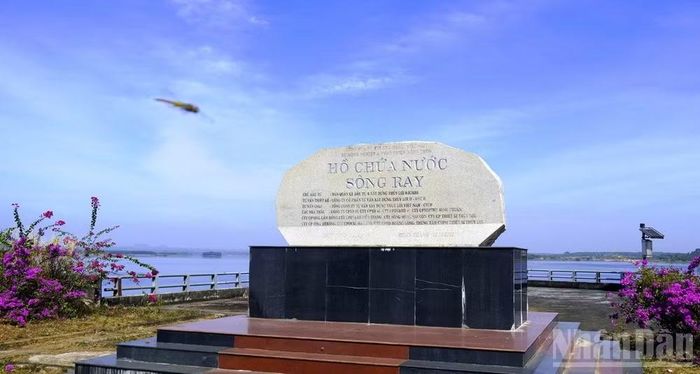  Bảng thông tin hồ chứa nước Sông Ray. Đây là hồ có diện tích lớn nhất trong 67 ao, hồ cấm san lấp (nằm trên địa bàn các xã Hòa Hội, xã Bàu Lâm, xã Xuân Sơn) với diện tích hơn 19,2 triệu m2, dung tích hơn 215 triệu m3. 