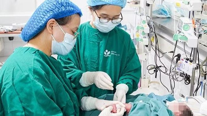 Bệnh nhi được chỉ định thay máu cấp cứu để kiểm soát vàng da và thiếu máu.