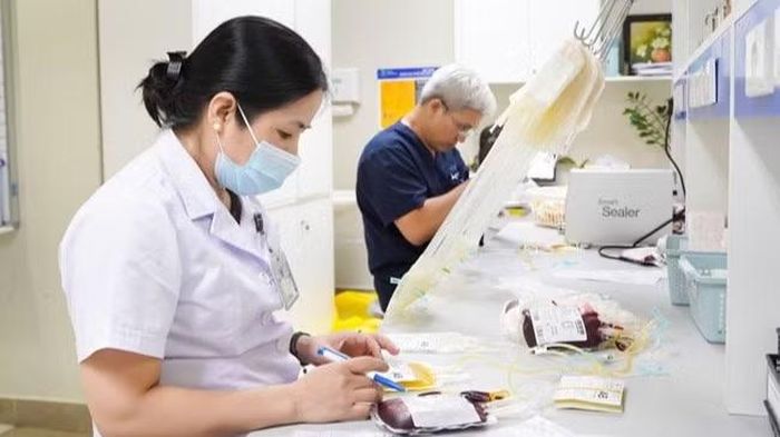 Bác sĩ chuyên khoa II Hà Thị Thanh Huyền - Trưởng khoa Ngân hàng máu cùng đồng nghiệp điều chế chế phẩm máu để truyền cho bệnh nhi.