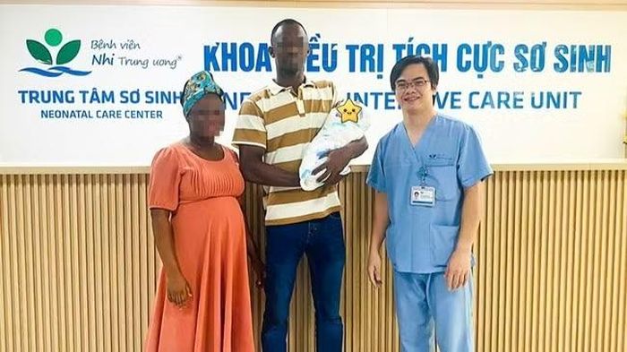 Niềm vui của gia đình bệnh nhi trong ngày con khỏe mạnh trở về sau 7 ngày điều trị tại bệnh viện.