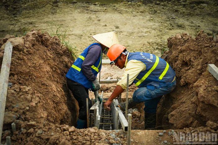Những ngày gần đây, thời tiết nắng nóng cao điểm đã tạo nên nhiều áp lực cho công nhân tại công trường, nhưng tiến độ thi công vẫn được bảo đảm tích cực.