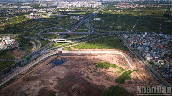 Dự án được xây dựng trên diện tích đất khoảng 38,3ha, bao gồm: xây dựng mương dẫn Việt Hưng-Cầu Bây và mương bao quanh hồ Cự Khối (bề rộng 19,5m-30m, tổng chiều dài khoảng 2.622,3m); xây dựng hồ điều hòa Cự Khối (diện tích khoảng 30,25ha).