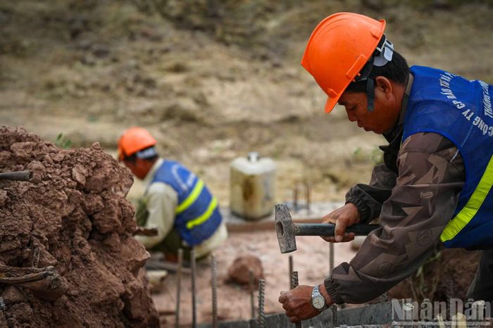 Dự án khởi công quý IV/2025 và các nhà thầu đã thực hiện thi công các hạng mục đào mương, đào hồ, kè hồ, sản lượng đến nay đạt khoảng 50% tổng giá trị khối lượng công trình.