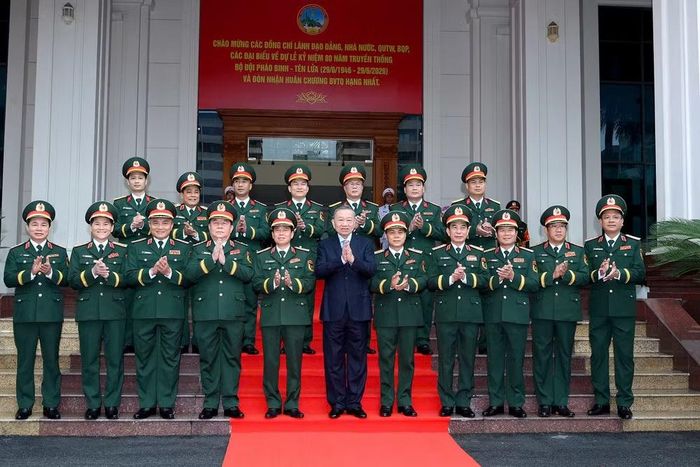 Tổng Bí thư, Chủ tịch nước Tô Lâm với lãnh đạo Bộ Quốc phòng và Bộ Tư lệnh Pháo binh-Tên lửa tại lễ kỷ niệm. (Ảnh: ĐĂNG KHOA)