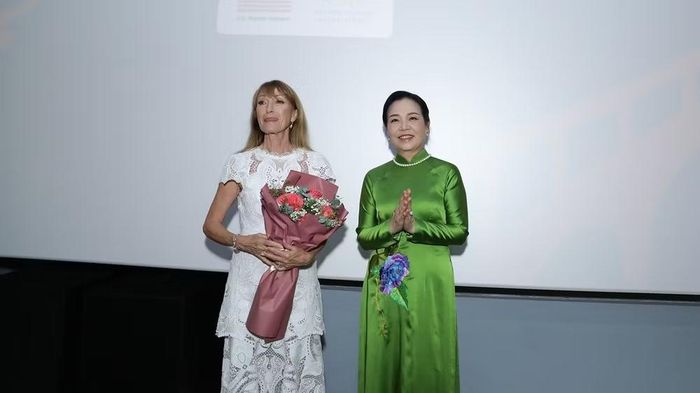 Tiến sĩ Ngô Phương Lan tặng hoa cho diễn viên Jane Seymour.