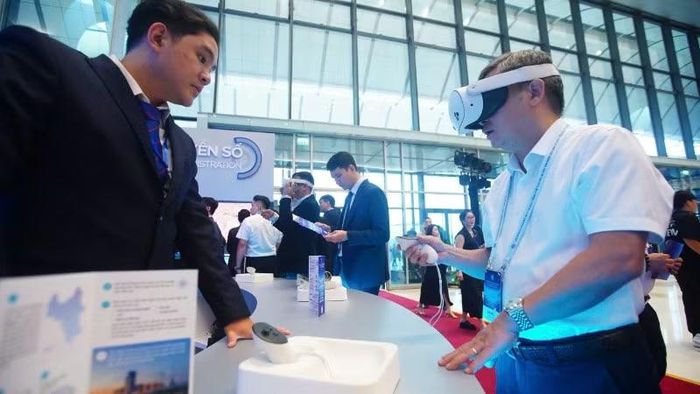 Các đại biểu tham quan Quy hoạch tổng thể Thủ đô Hà Nội tầm nhìn 100 năm.