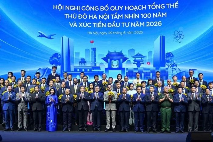 Chủ tịch Quốc hội Trần Thanh Mẫn và các đại biểu chụp ảnh cùng các doanh nghiệp, nhà đầu tư. (Ảnh: THỦY NGUYÊN)