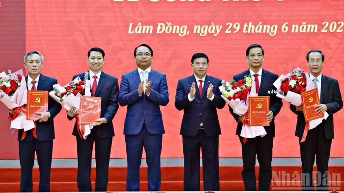 Đồng chí Y Thanh Hà Niê Kđăm, Ủy viên Trung ương Đảng, Bí thư Tỉnh ủy, Trưởng đoàn Đại biểu Quốc hội tỉnh Lâm Đồng và và Phó Bí thư Thường trực Tỉnh ủy Đặng Hồng Sỹ trao quyết định, tặng hoa các đồng chí được điều động, bổ nhiệm.