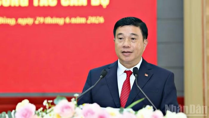Bí thư Tỉnh ủy Lâm Đồng Y Thanh Hà Niê Kđăm phát biểu ý kiến tại hội nghị.