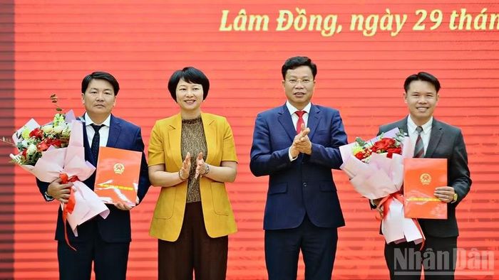 Đồng chí Lưu Văn Trung, Phó Bí thư Tỉnh ủy, Chủ tịch Hội đồng nhân dân tỉnh Lâm Đồng và đồng chí Phạm Thị Phúc, Phó Bí thư Tỉnh ủy, Chủ tịch Ủy ban Mặt trận Tổ quốc Việt Nam tỉnh trao quyết định điều động, bổ nhiệm cán bộ.