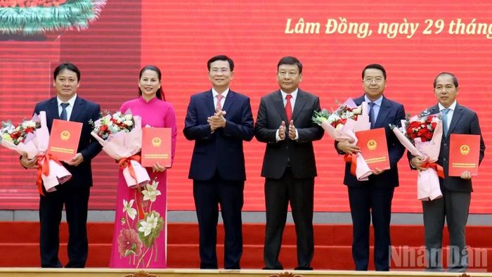 Đồng chí Hồ Văn Mười, Ủy viên Trung ương Đảng, Phó Bí thư Tỉnh ủy, Chủ tịch Ủy ban nhân dân tỉnh Lâm Đồng và đồng chí Bùi Thắng, Phó Bí thư Tỉnh ủy trao quyết định, tặng hoa các đồng chí được điều động, bổ nhiệm.