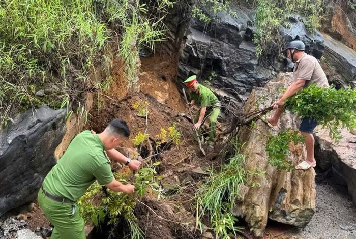 Lực lượng chức năng xã Lũng Cú, tỉnh Tuyên Quang khắc phục sạt lở đất đá do mưa lớn trên các tuyến đường.