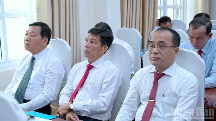 Đại biểu Hội đồng nhân dân tỉnh Cà Mau tham dự tại kỳ họp.