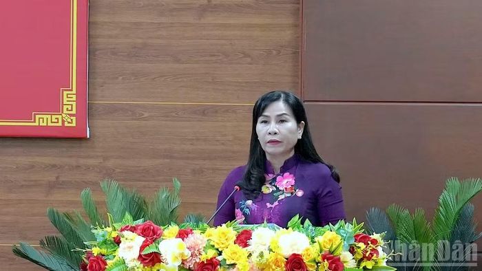 Phó Chủ tịch Hội đồng nhân dân tỉnh Cà Mau Lê Thị Nhung thông qua một số nội dung trọng tâm tại kỳ họp.