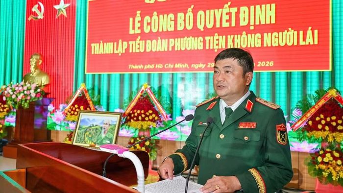 Trung tướng Lê Xuân Thế, Ủy viên Trung ương Đảng, Tư lệnh Quân khu 7 phát biểu.
