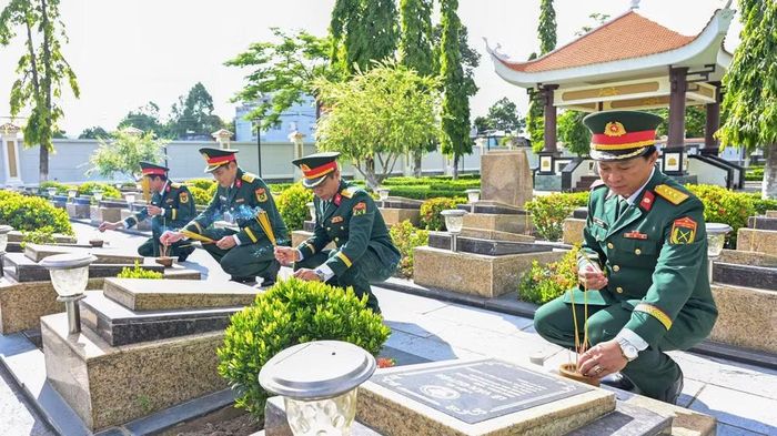 Đoàn công tác Quân khu 7 thắp hương tại Nghĩa trang liệt sĩ Bà Rịa-Vũng Tàu.