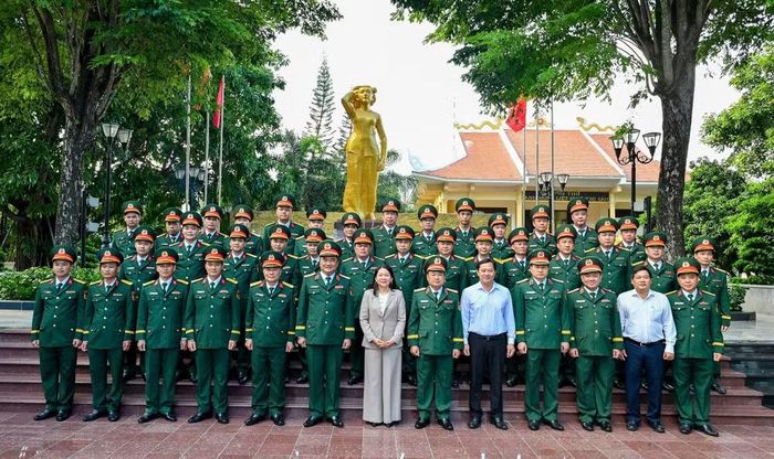 Đoàn công tác Bộ Tư lệnh Quân khu 7 dâng hương tại Khu tưởng niệm Anh hùng liệt sĩ Võ Thị Sáu.